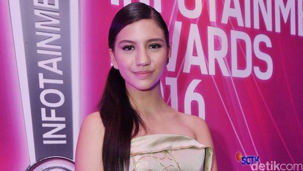 Cassandra Lee Dewasa Sekali