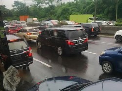 Tol Bekasi Arah Tol Dalam Kota Macet, Kendaraan Merambat Pelan