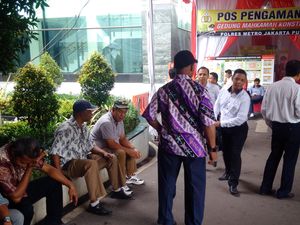 Senyum dan Wajah Tegang Para Pendukung Jelang Putusan Sengketa Pilkada di MK