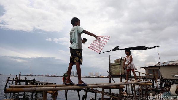 Melihat Asyiknya Anak Pesisir Bermain