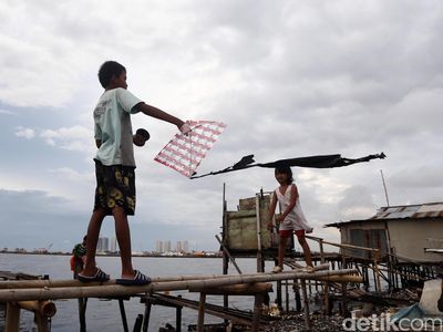 Melihat Asyiknya Anak Pesisir Bermain