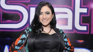 Berbusana Tenun, Amel Alvi Seksi Pamer Perut