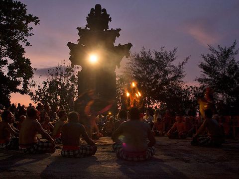 7 Daya Tarik Wisata Tanah Lot Bali