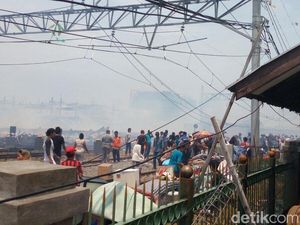 Ratusan Korban Kebakaran Kampung Bandan Mengungsi di Tenda Darurat