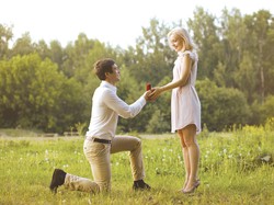 Belinya Sampai Jual Rumah, Cincin Tunangan Ini Malah Dibilang Mirip Mainan