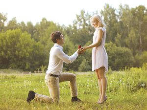Ketika Momen Romantis Jadi Konyol Saat Wanita Ini Pingsan Waktu Dilamar Ketika Momen Romantis Jadi Konyol Saat Wanita Ini Pingsan Waktu Dilamar