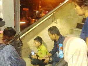 Anak Ini Menangis Mencari Ibunya di Stasiun Tanah Abang