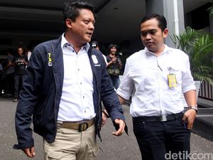 Kombes Krishna Murti Temui Pendemo di DPR, Naik ke Mobil Bak Lalu Orasi