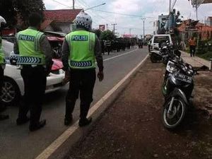 Densus 88 Geledah 2 Rumah di Indramayu Milik Terduga Teroris, Dokumen Disita Densus 88 Geledah 2 Rumah di Indramayu Milik Terduga Teroris, Dokumen Disita