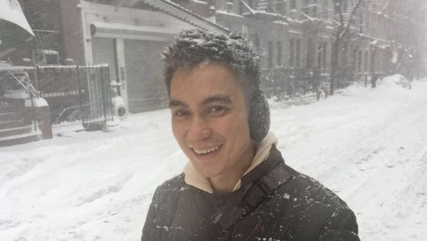 Brrr... Baim Wong Tetap Narsis di Tengah Badai Salju
