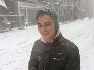 Brrr... Baim Wong Tetap Narsis di Tengah Badai Salju