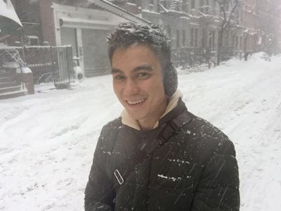 Brrr... Baim Wong Tetap Narsis di Tengah Badai Salju