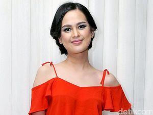 Cut Meyriska Tetap Cantik Tampil Kasual, Setuju?