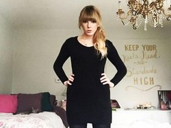 Sangat Mirip dengan Taylor Swift, Wanita Ini Malah Di-bully