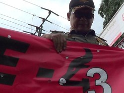 Satpol PP Magelang Copot Spanduk Parpol yang Pasang Gambar Mirip Palu Arit