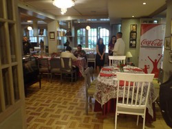 Sensasi Makan Siang di Depan Istana Presiden Filipina