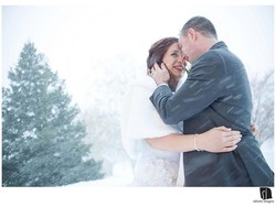 Dramatis, Pasangan Menikah di Tengah Badai Salju Tanpa Coat & Sarung Tangan