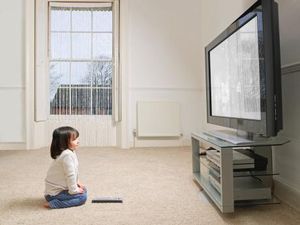 Ayah dan Ibu, Jangan Senang Dulu Kalau Batita Betah Duduk Manis