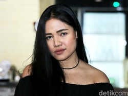 Neonomora, Buah Bibir Pendatang Baru