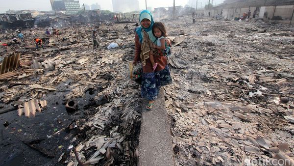 Mengais Sisa-sisa Kebakaran Kampung Bandan