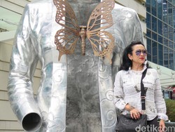 Kebaya Raksasa Sri Astari Berdiri Tegak di Marina Bay Sands!