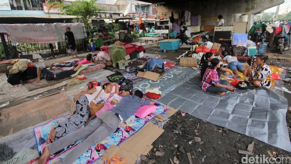 Korban Kebakaran Mengungsi di Kolong Jembatan