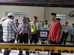 Isak Tangis Keluarga Iringi Penyerahan Jenazah Teroris Thamrin di RS Polri
