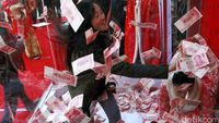 Bagi-bagi Uang di China Sambut Tahun Baru Imlek