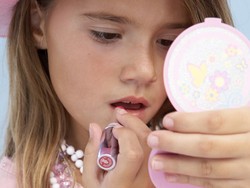 Saat Si Kecil Minder karena Tak Merasa Cantik, Ini yang Perlu Dilakukan Ibu