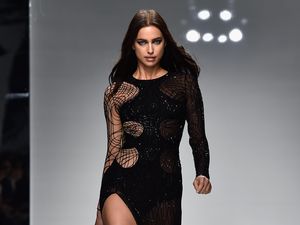 Irina Shayk Pamer Kaki Jenjang di Paris Fashion Week
