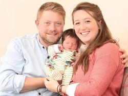 Kisah Unik si Kembar, Anak Mereka Lahir di Hari yang Sama