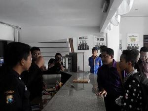 Tangan Dimasukkan ke Minyak Goreng Mendidih, Pelajar Sumenep ini Wadul ke Dewan Tangan Dimasukkan ke Minyak Goreng Mendidih, Pelajar Sumenep ini Wadul ke Dewan