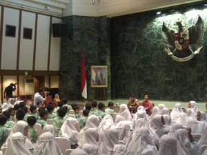 Kala Ahok Kebingungan Dapat Pertanyaan Soal Lambang Negara dari Siswi SMP