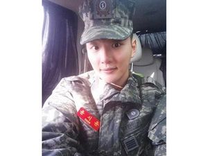 Girlband Ini Bikin Yoon Shi Yoon Kuat Jalani Wajib Militer