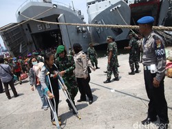 Turun dari Kapal Perang di Priok, 712 Eks Gafatar Tampak Lelah