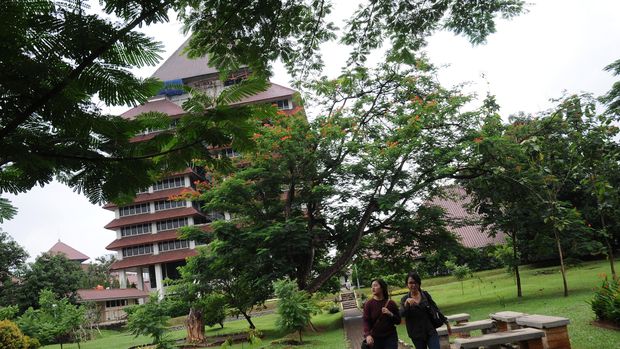 Mahasiswa melintas di depan Gedung Rektorat Universitas Indonesia, Depok, Jawa Barat, Selasa (26/1). UI Green Metric merilis Peringkat Kampus Hijau Terbaik di Dunia tahun 2015 yang menempatkan Universitas Indonesia pada peringkat ke 33, Institut Pertanian Bogor di peringkat 36, dan Universitas Diponegoro peringkat 45, sementara peringkat pertama diraih University of Nottingham. ANTARA FOTO/Indrianto Eko Suwarso/kye/16
