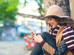 Survei: Semakin Tambah Umur, 80% Wanita Lajang Makin Aktif Kencan Online