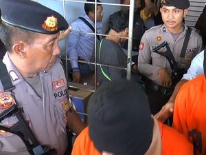 Kejari Surabaya Kembali Terima Pelimpahan Tersangka Pembunuhan Salim Kancil Kejari Surabaya Kembali Terima Pelimpahan Tersangka Pembunuhan Salim Kancil