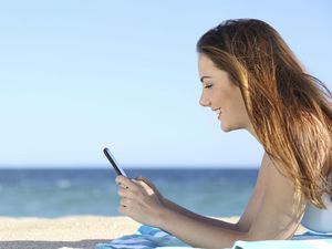 Kecanduan Smartphone Juga Berdampak pada Nyeri Leher!