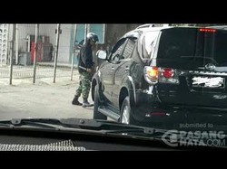 Pengendara Motor Berseragam Tentara Terlihat Marah dan Keluarkan Sangkur di Jl Antasari