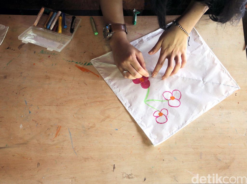 Intip Proses Pembuatan Layang-layang di Sukabumi