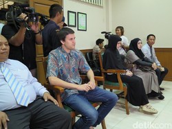 Petra Curhat Soal Nikahan Ayah, Stuart Collin Bertemu Risty Tagor