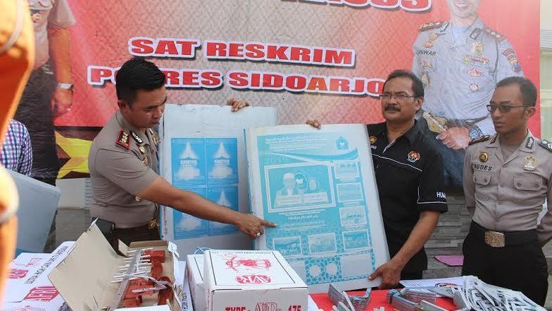 Bahan Baku Pembuat Antena Berlafadz Arab dan Bergambar Salib Diamankan