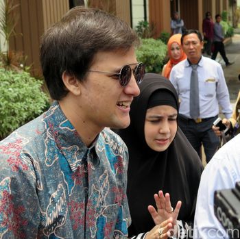 Stuart Collin dan Risty Tagor usai sidang cerai.