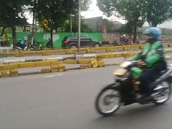 Mobil Tabrak Separator Busway di Warung Jati Diduga karena Sopir Ngantuk