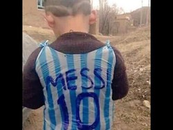 Dua Bocah Mengaku Pemakai Jersey Plastik Messi, Mana yang Asli?