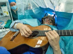 Musisi Ini Bisa Kembali Main Gitar Setelah Otaknya Dibedah