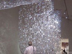 Karya Seni Instalasi Ini Terbuat dari Darah 12 Ribu Pasangan