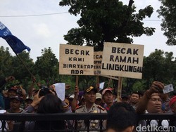Didemo Tukang Becak, Ahok: Becak Enggak Bisa Lagi di Jakarta!