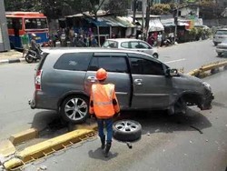 Tabrak Separator Jalur TransJ di Warung Jati, Ban Depan Mobil ini Copot